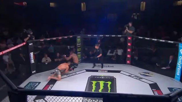 Les fans de MMA sont stupéfaits alors qu'un combattant produit