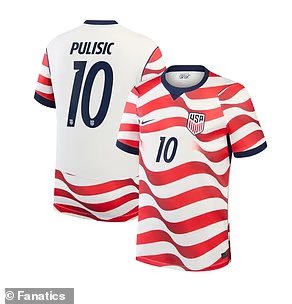 Les fans de football font le plein de ces maillots