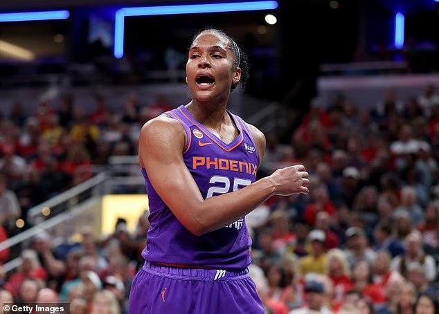 Les fans sont furieux alors que la WNBA inflige une