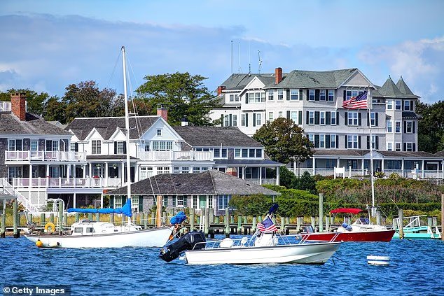 Les milliardaires terrifiés de Martha's Vineyard sont assiégés par des