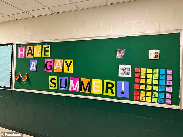 Les parents sont indignés par le panneau d'affichage de l'école