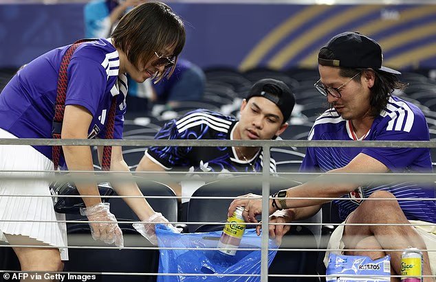 Les supporters japonais incitent les locaux à se joindre à
