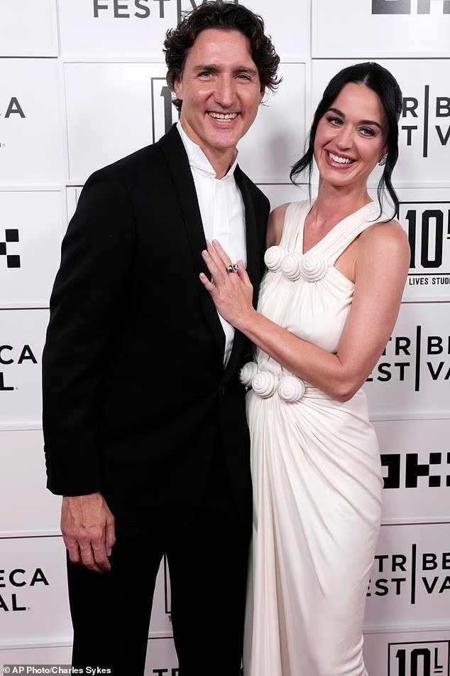 L'étreinte affectueuse de Katy Perry par Justin Trudeau suscite la