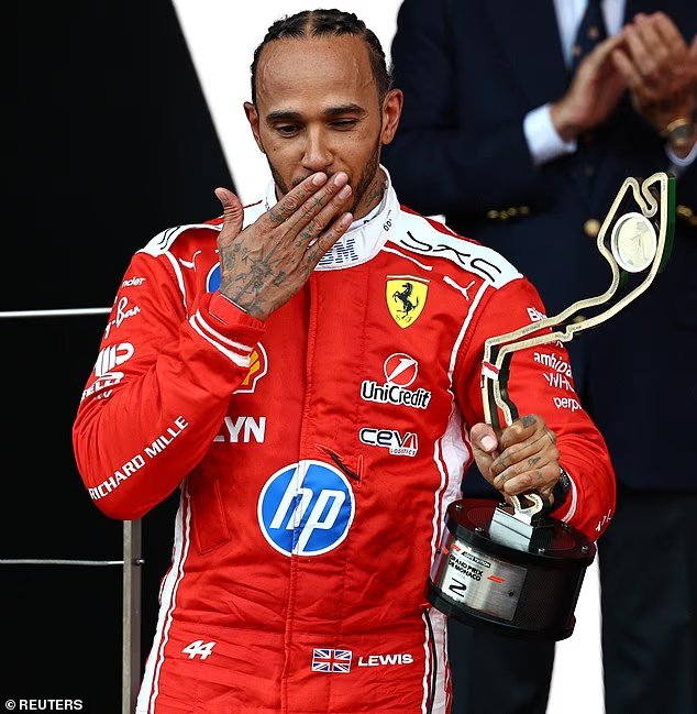Lewis Hamilton embrasse Kim Kardashian depuis le podium de Formule