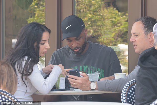 L'ex de Khloe Kardashian, Tristan Thompson, prend un café avec