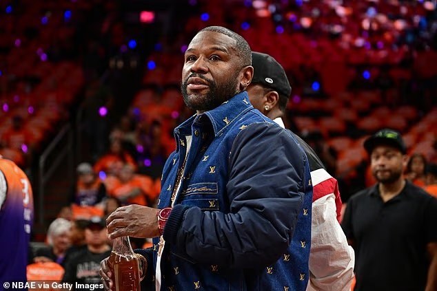 L'icône de la boxe Floyd Mayweather fait face à des