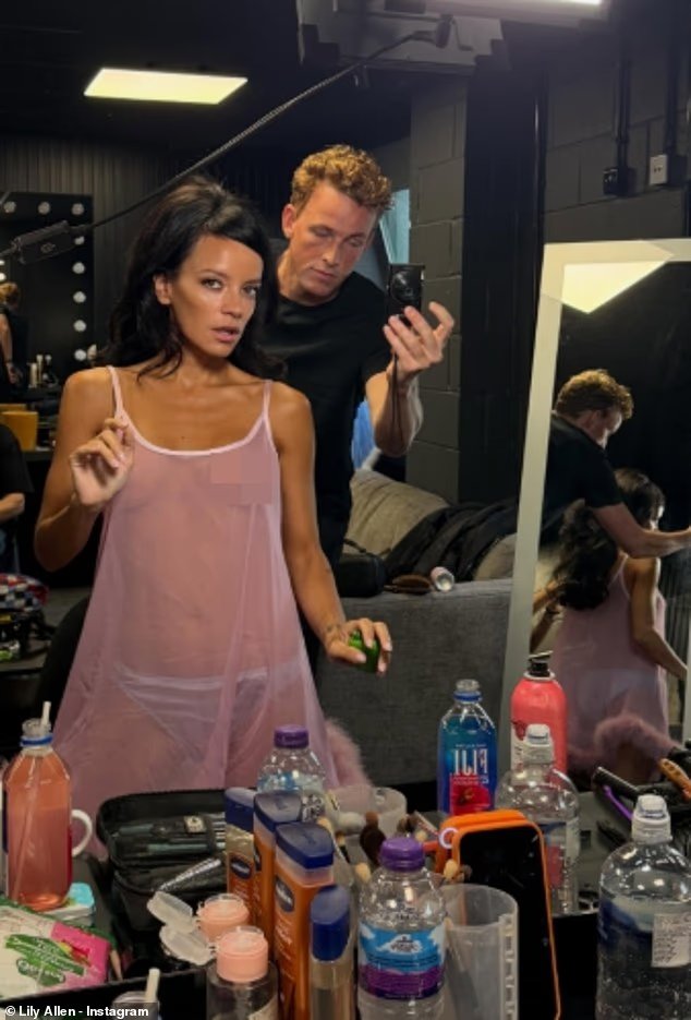Lily Allen va sans soutien-gorge sous une robe babydoll transparente