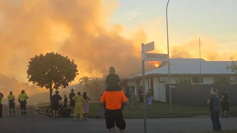 Los bomberos están luchando contra el incendio de una casa