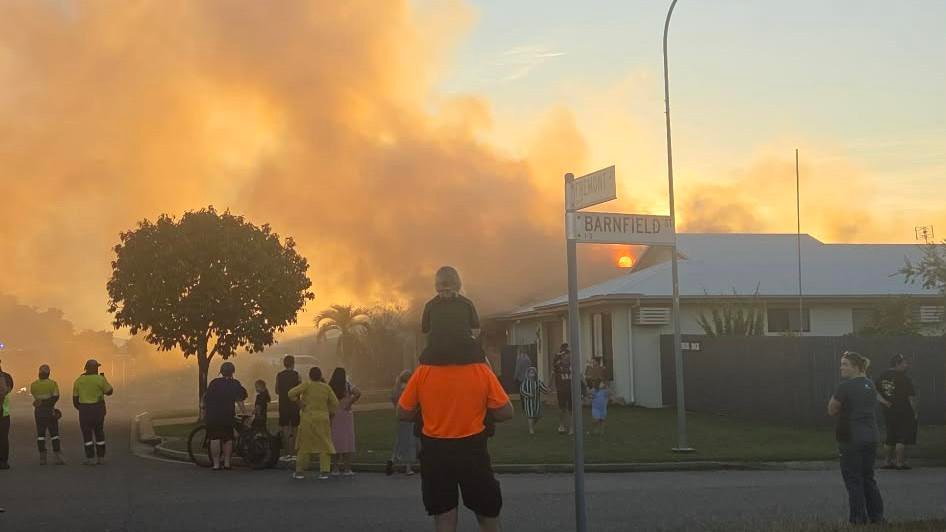 Los bomberos están luchando contra el incendio de una casa