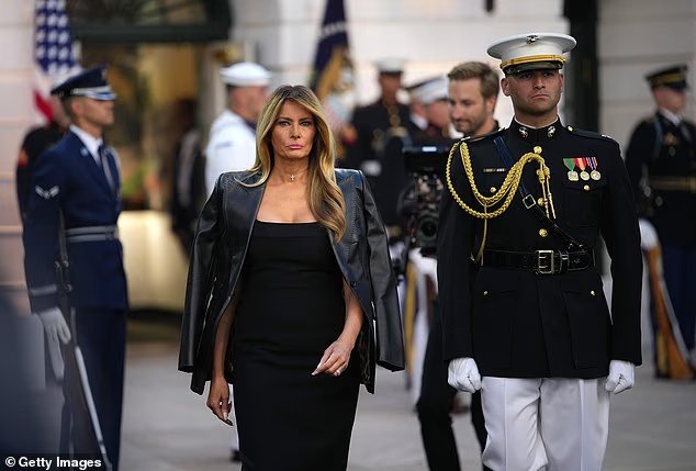 Melania étourdit en noir lors de l'événement UFC à la