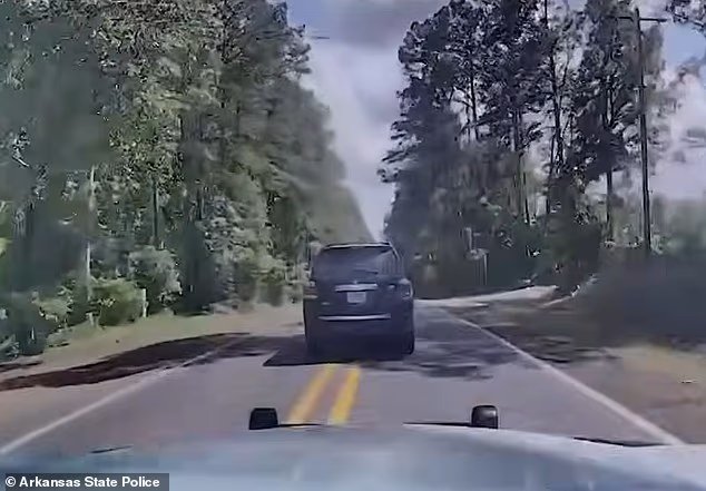 Moment de style film Un SUV se renverse lors d'une
