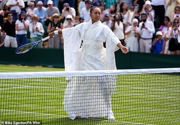 Naomi Osaka arrive à Wimbledon dans UNE AUTRE tenue kimono