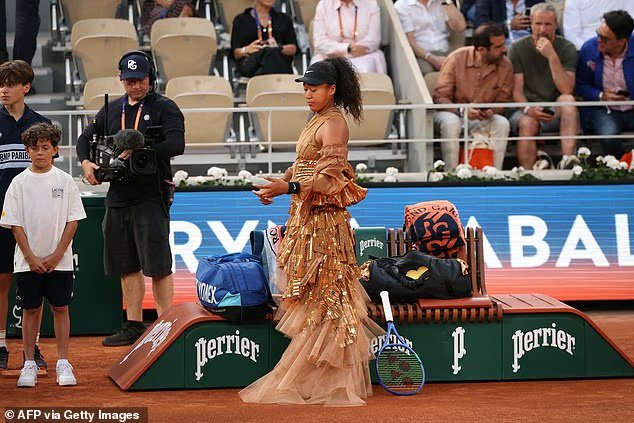 Naomi Osaka montre une nouvelle veste et une nouvelle chemise
