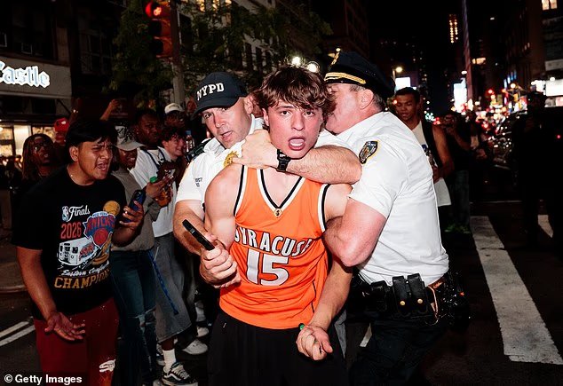 Pandémonium à New York alors que les fans des Knicks