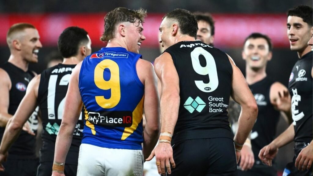 Patrick Cripps se lo pasa a Harley Reid mientras Carlton