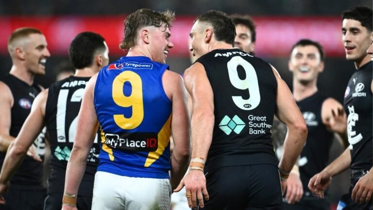 Patrick Cripps se lo pasa a Harley Reid mientras Carlton