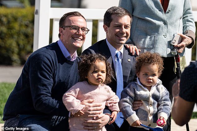 Pete Buttigieg dit que deux enfants lui ont été enlevés,