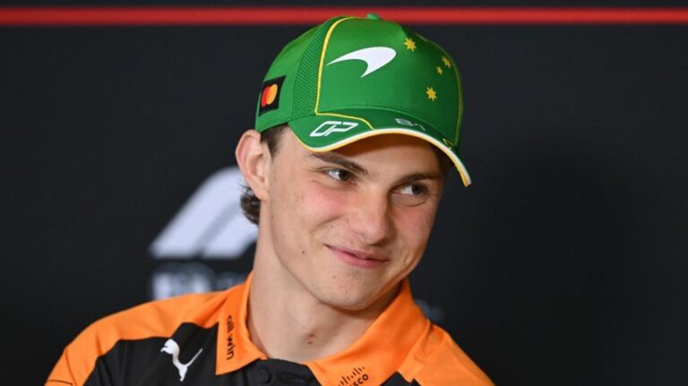 Pistola de Oscar Piastri Aussie F1 esparcida sobre el baño,
