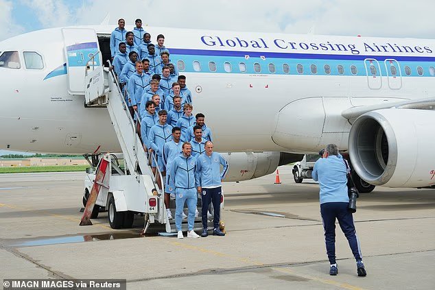 RÉVÉLÉ : L'équipe d'Angleterre a affrété le célèbre avion d'expulsion ICE