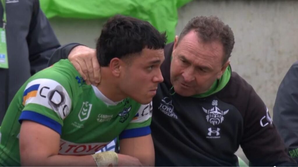 Ricky Stuart consuela a Savelio Tamale luego de un brutal