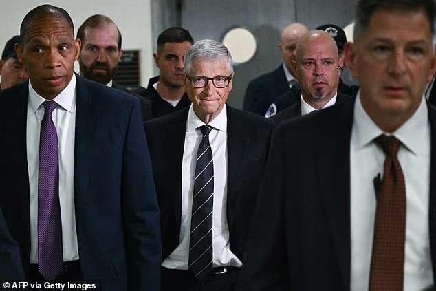 SMILING Bill Gates arrive au barbecue d'Epstein à Capitol Hill