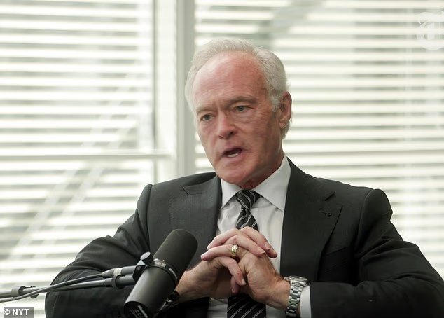 Scott Pelley, les larmes aux yeux, s'en prend à Barry