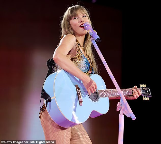 Taylor Swift prononce un discours de 21 MINUTES en larmes