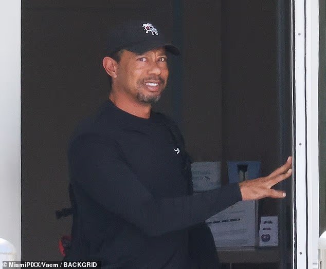Tiger Woods a l'air excité alors qu'il revient aux États-Unis