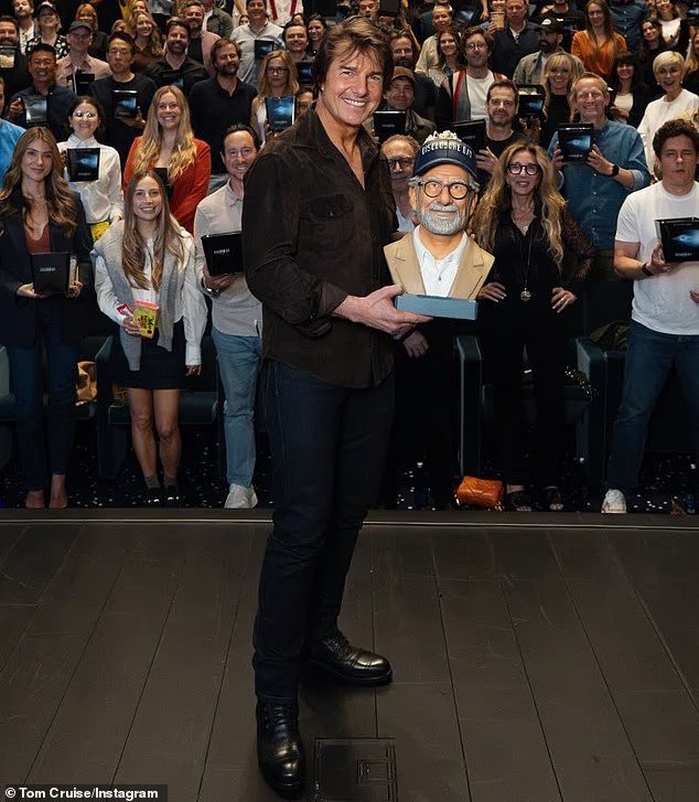 Tom Cruise, 63 ans, a l'air jeune alors qu'il retrouve