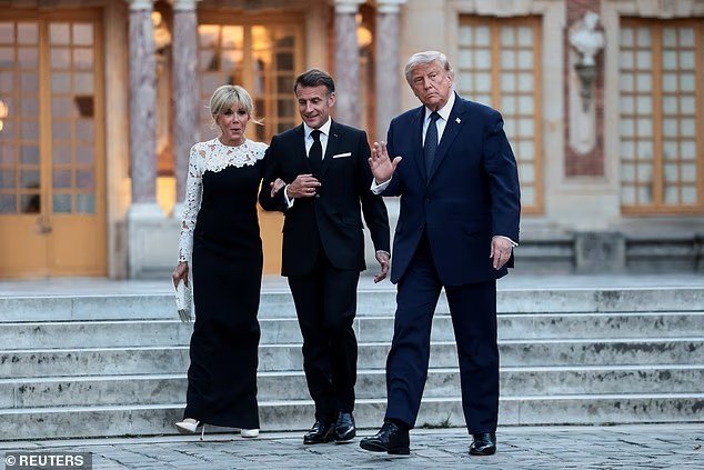Trump exerce le charme après une longue poignée de main