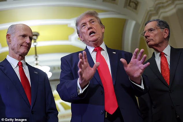 Trump se lance dans un match hurlant avec un républicain