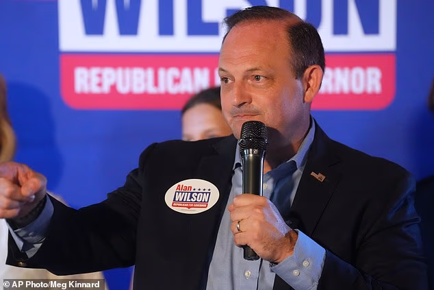 UN AUTRE candidat de Trump, Alan Wilson, triomphe en Caroline