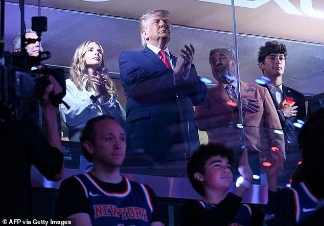 Un Trump jovial félicite les New York Knicks pour leur