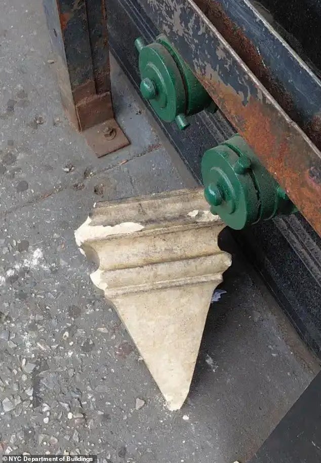 Un adolescent laissé saigner avec son CRÂNE exposé après un