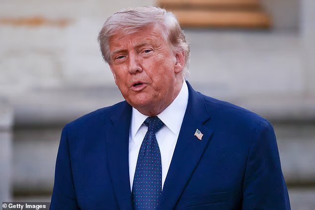 Un ancien olympien vu menotté alors que Trump menace «