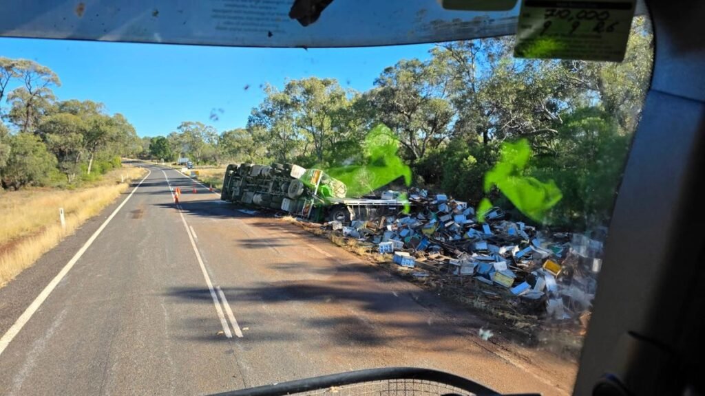 Un camión volcó en la autopista Warrego de Queensland, desatando