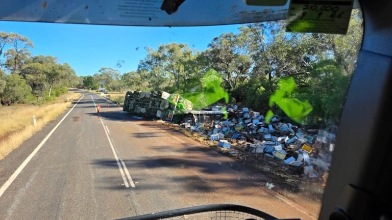 Un camión volcó en la autopista Warrego de Queensland, desatando