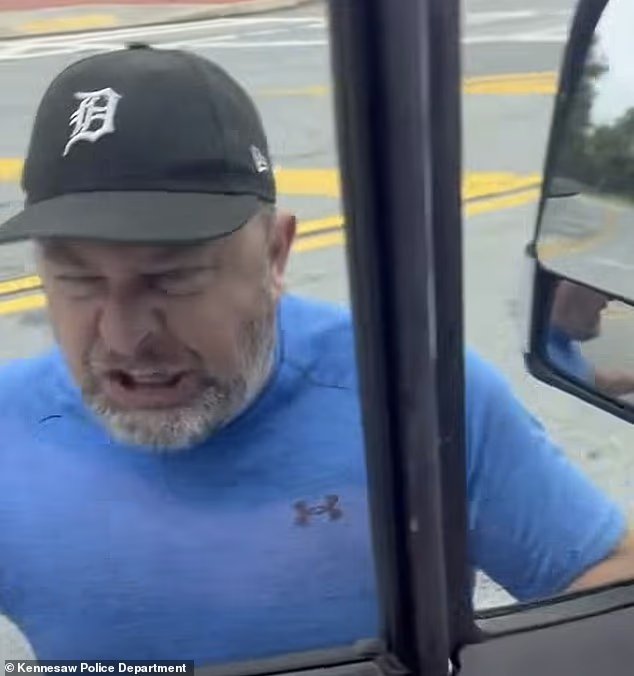 Un conducteur de Ford en train de crier filmé en
