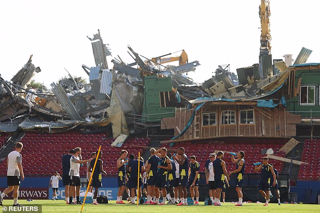 Un engin explosif tourne mal dans un stade accueillant l'équipe