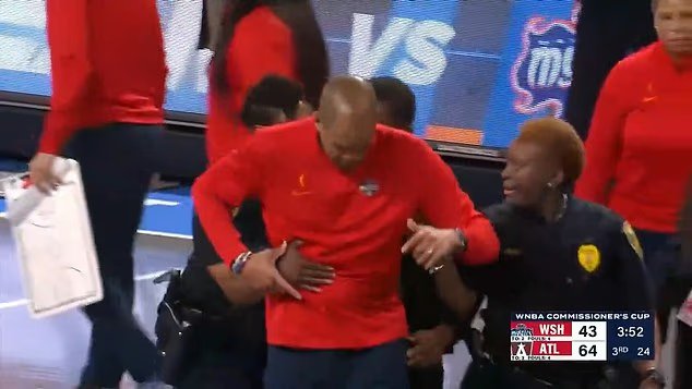 Un entraîneur de la VNBA enragé doit être escorté hors