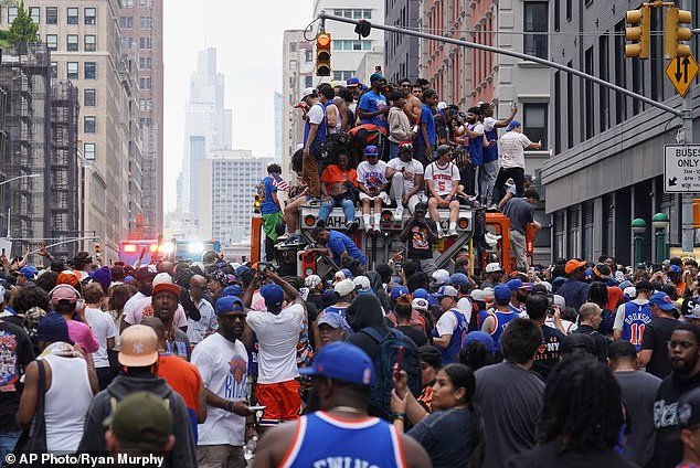 Un fan des Knicks se fait couper le cou avec