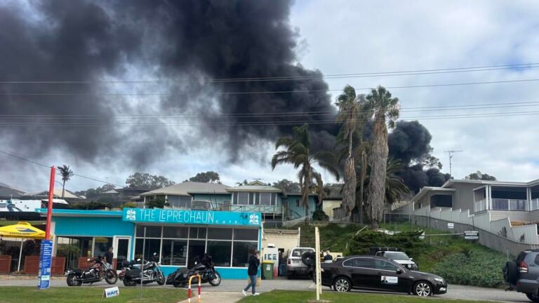 Un humo espeso llena el cielo mientras un cobertizo en