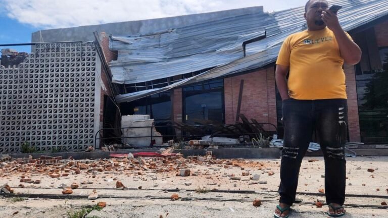 Un terremoto de magnitud 6,7 sacudió la isla indonesia de