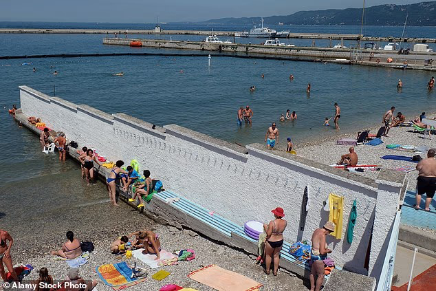 Une bagarre éclate sur la seule plage d'Europe où la