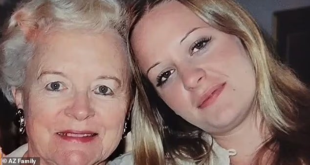 Une famille qui a acheté une urne amazonienne pour les