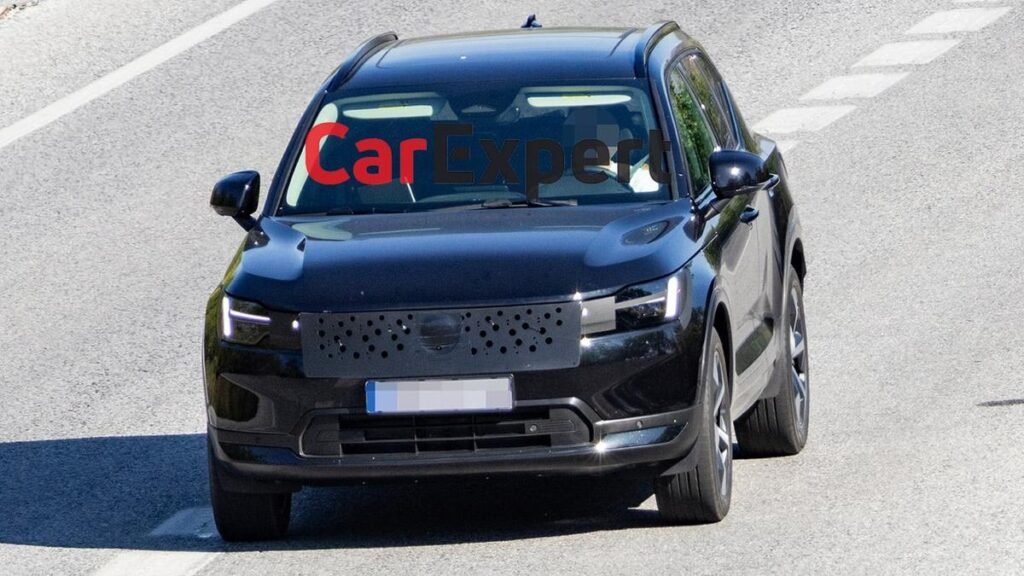 Volvo XC40 actualizado visto antes de 2027
