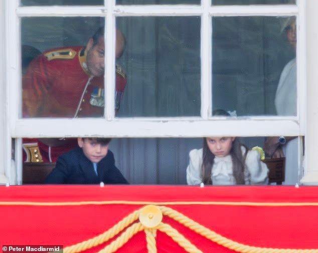 Vue royale : la princesse Charlotte et le prince Louis jettent