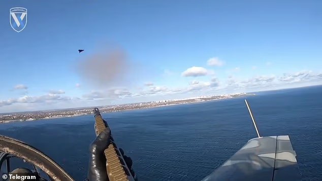 À ce moment-là, un tireur ukrainien sur la banquette arrière
