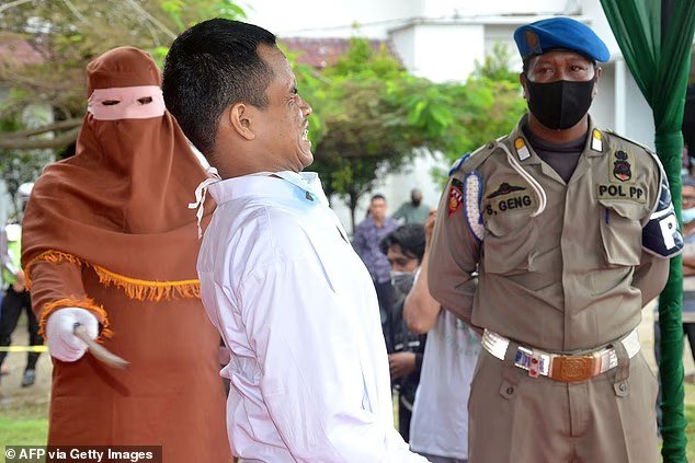 À l'intérieur des brutales bastonnades publiques d'Aceh, où des foules