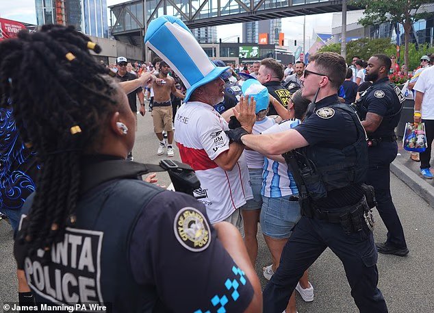 Aggro dans les rues d'Atlanta : des policiers armés arrêtent